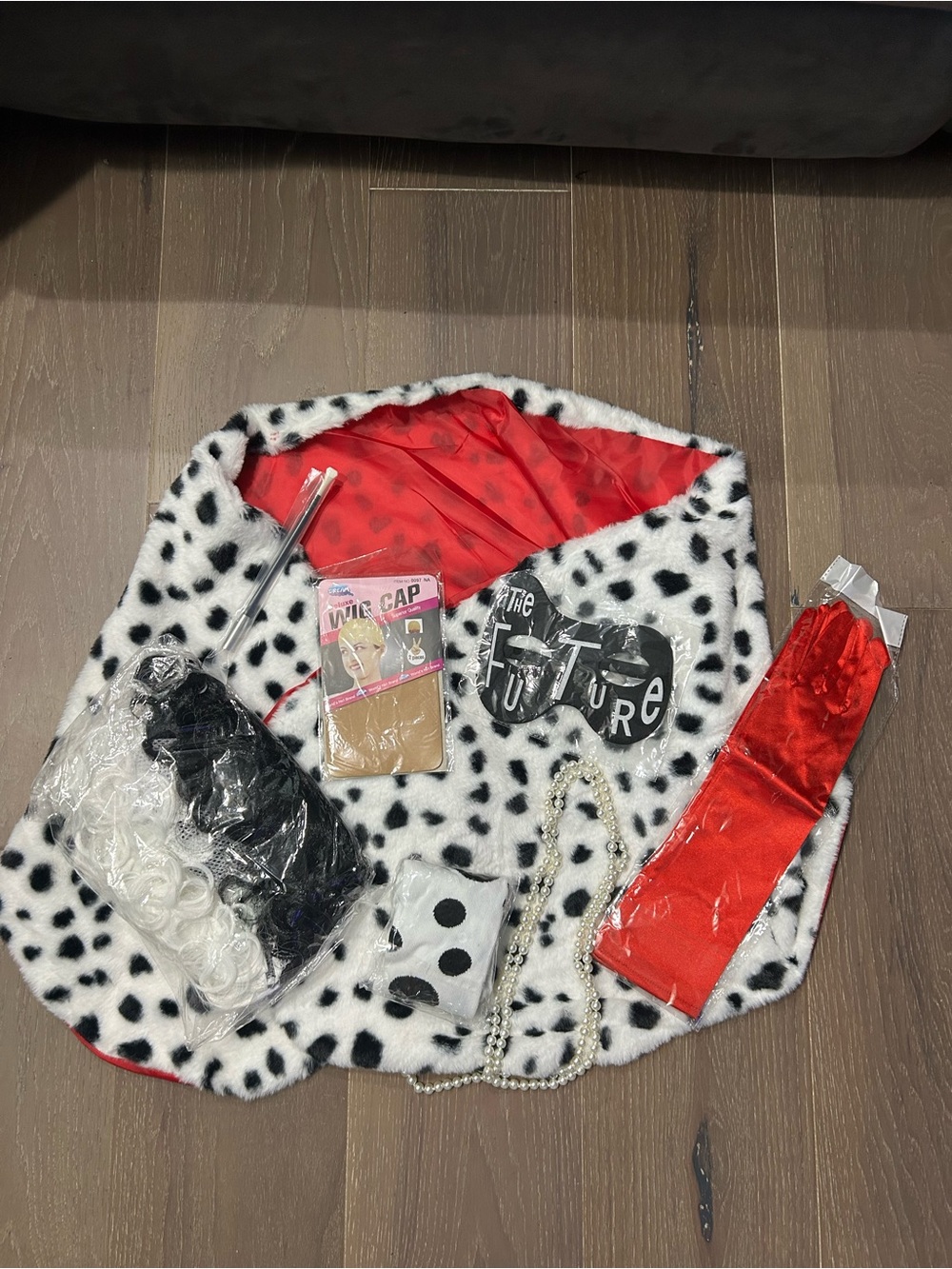 Unbranded cruella Deville kit. NWT(39)